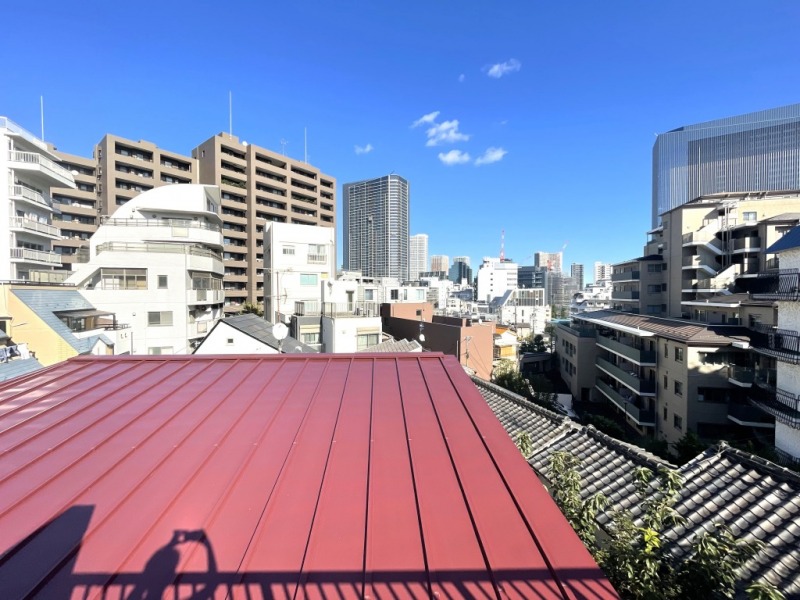 【住戸からの眺望】眼下は低層の建物が多く開放感もあり、都心部の街まで抜けていて、広い空も仰げる眺望です。