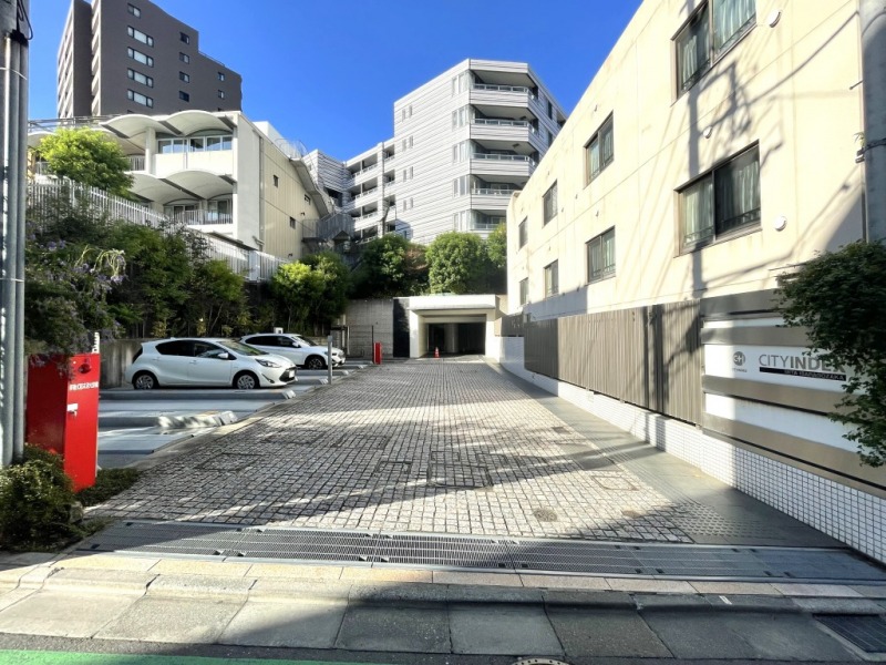 【エントランス】前面道路より奥まった所に位置する、プライバシー性の高いエントランスです。