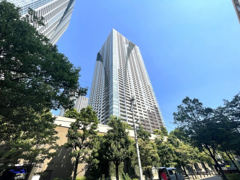 【外観】THE TOKYO TOWERSは、水鳥が羽ばたくようなラインの入ったデザイン性の高いスタイリッシュな外観です。2008年1月築、前田・大成建設共同企業体施工、地下2階地上58階建てのSEA TOWERとMID TOWERの2棟からなる総戸数2797戸の制震構造の超高層大規模タワーレジデンスです。24時間営業のマルエツ、各クリニック、保育所まで完備され、多彩な生活施設が充実しています。徒歩3分の「新島橋」バス停より「東京丸の内南口」駅まで約20分で、都心へのアクセスも便利です。