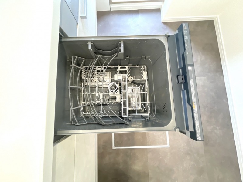 【キッチン：食洗機】ビルトイン食器洗浄乾燥機が付いているので、調理スペースも広く取れて節水効果もあり、家事の負担軽減も期待できます。また上面部に操作ボタンが設置されているタイプで、ラクな姿勢で操作ができます。