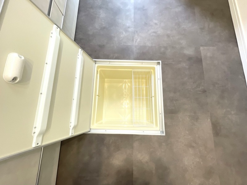 【キッチン：床下収納】キッチンには1階の特権とも言える床下収納を備えており、頻繁に利用しないお鍋やコンロ、ホットプレートなどの大きなものや上部に収納すると重くて危ないもの、非常時の備蓄品なども床下に収納できて重宝します。