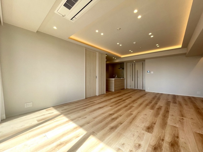 【LDK:約22.5帖】ホワイトを基調とした内装に、木目の美しいフローリングや建具で、木のぬくもりを感じるナチュラルモダンな雰囲気のリビングダイニングとなっています。