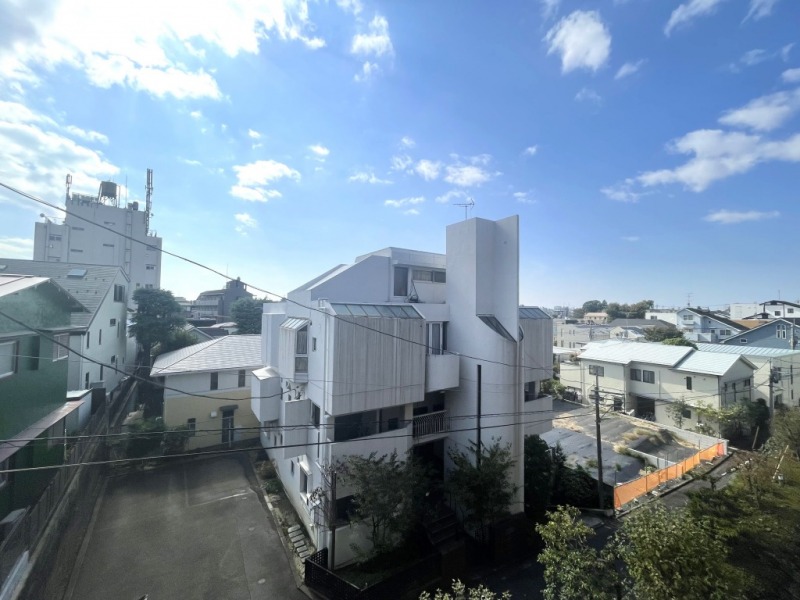 【住戸からの眺望】周辺は緑も豊かな閑静な住宅街で、高い建物も少なく、広い空が仰げる眺望です。