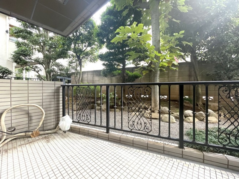 【テラス】南向きのテラスは、多くの採光を取り込みます。前面は敷地内の植栽が並び、1階ながら視線も気にならず、グリーンも感じられるテラスです。