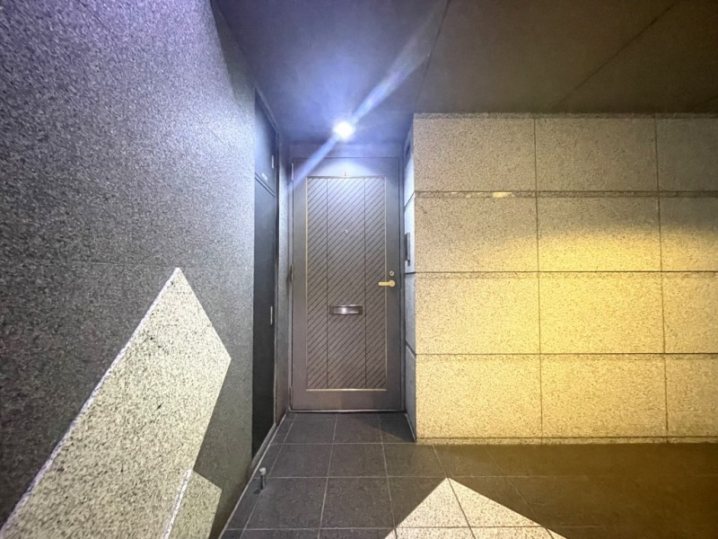 【共用部玄関】玄関前にはアルコーブがあり、玄関ドアまでのワンクッションを置くことで、外部からの視線を遮ることができ、防犯性を高めプライバシーを守ります。