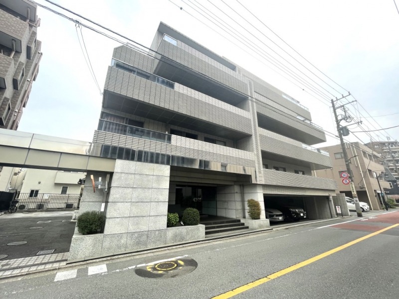 【外観】目黒区洗足の一角、円融寺通り沿いの閑静な住宅街に位置する、グレーベージュのタイル張りの重厚感のある外観デザインです。1988年8月築、地上5階建。総戸数11戸のヴィンテージマンションです。「洗足」駅徒歩3分の好立地。「目黒」駅まで直通6分、都心へのアクセス良好。マンション前には「区立九中前」バス停があり、「渋谷」駅への移動もスムーズです。環七通りや中原街道も近く、車での移動も快適なバランスの取れたロケーションです。駅周辺にはスーパー・ドラッグストアやカフェ、クリニックが揃い生活便利。「洗足池公園」も徒歩圏で、自然を感じる穏やかな暮らしが叶います。
