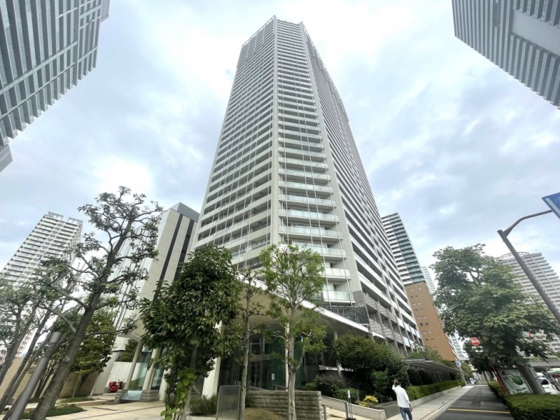 【外観】ベイエリアの緑豊かな敷地に映える、「シンプル&リッチ」をデザインコンセプトとした、爽やかなホワイトのボイド型の外観です。2005年2月築、錢高組施工、リクルートコスモス旧分譲、地下2階地上40階建、総戸数590戸の共用施設が充実したタワーレジデンスです。最寄りの「品川」駅を利用すると7路線と新幹線も利用でき、羽田空港も利用しやすく、利便性の高い立地です。また公園や区立幼・小・中学校まで徒歩8分圏内と子育てファミリーにもお勧めです。