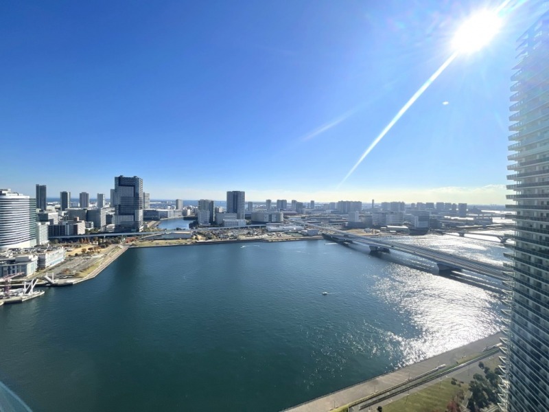 【住戸からの眺望】ウォーターフロントの潤いと空の広さを存分に感じられる開放感。爽快で圧巻の眺望です。豊洲方面が一望できます。