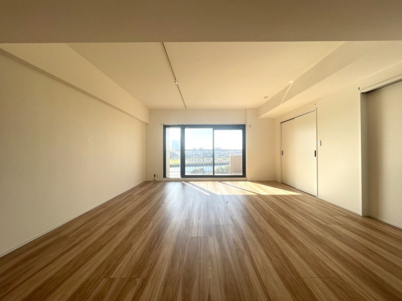 【LD：20帖】大きな窓で明るく、多摩川の開放的な景色とリビングとの繋がりを感じられる空間です。