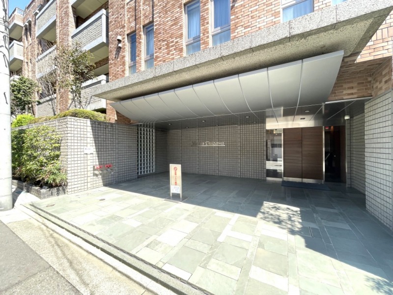 【エントランス】通りより少し奥まった場所に位置する、上品で重厚感のあるエントランスです。エントランスにはモニター付きオートロックを備え、セキュリティー面に配慮されており、不審者や不要なセールスを防ぎます。