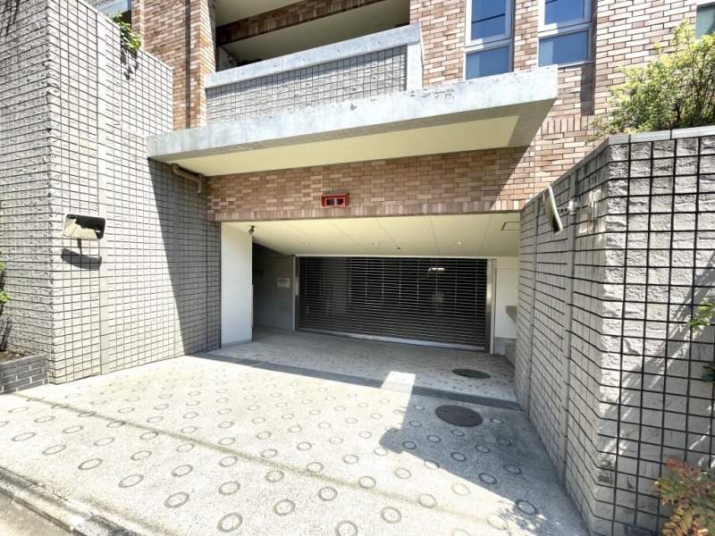 【駐車場】敷地内にあるゲート付きの防犯性も高い屋内駐車場で、天候による汚れや日焼けなどからも大切なお車を守ります。