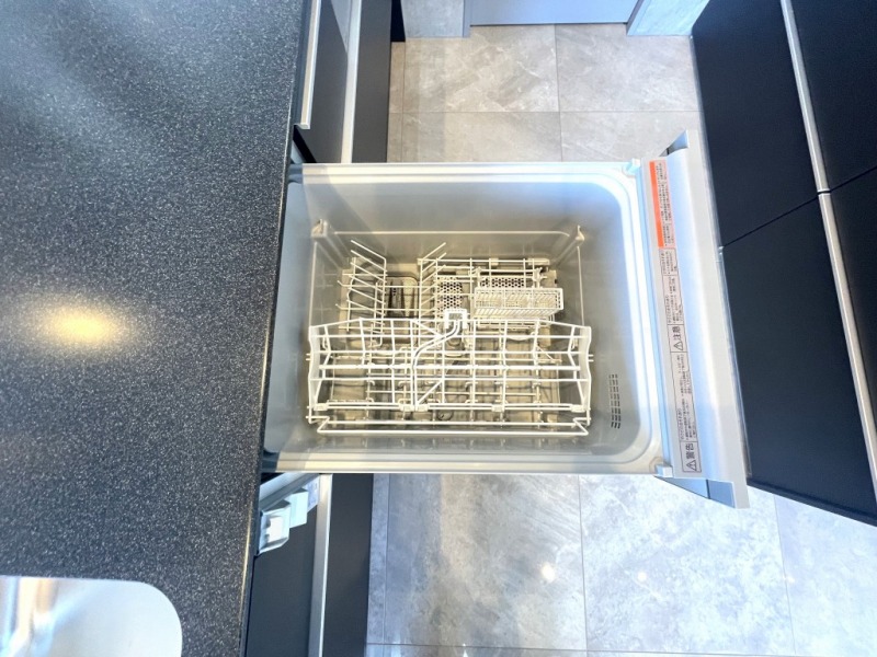 【キッチン：食洗機】ビルトイン食器洗浄乾燥機が付いているので、調理スペースも広く取れて節水効果もあり、家事の負担軽減も期待できます。