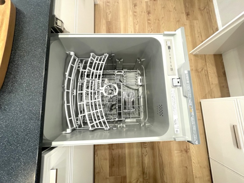 【キッチン：食洗機】ビルトイン食器洗浄乾燥機が付いているので、調理スペースも広く取れて節水効果もあり、家事の負担軽減も期待できます。また上面部に操作ボタンが設置されているタイプで、ラクな姿勢で操作ができます。