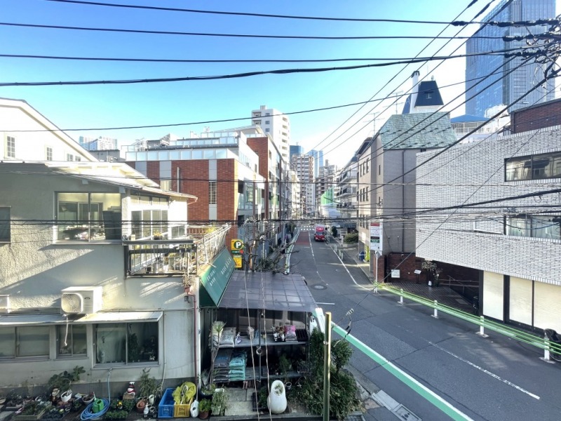 【住戸からの眺望】眼下は道路で、前面の建物まで距離が保たれているので陽光も注ぎ、高層の建物も少なく開放感もあり、広い空も仰げる眺望です。
