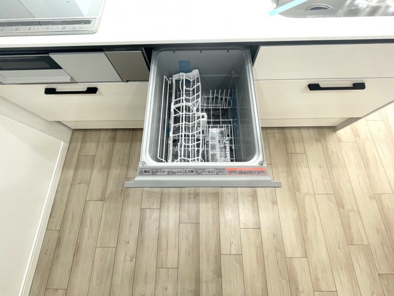 【キッチン：食洗機】ビルトイン食器洗浄乾燥機が付いているので、調理スペースも広く取れて節水効果もあり、家事の負担軽減も期待できます。