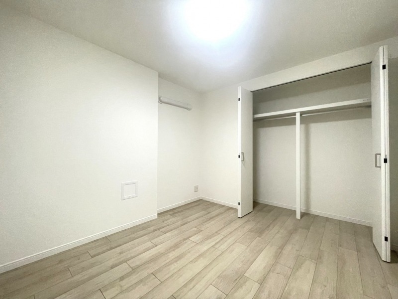 【洋室：5.0帖】プライベート性が高い洋室です。勉強や作業にも集中できそうなお部屋で、ワークスペースや書斎としてなどにも好適です。同じく間口の広いクローゼットを備えています。