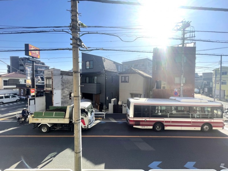 【住戸からの眺望】眼下は道路で、前面の建物まで距離が保たれているので陽光も注ぎ、周辺は低層の建物も多く開放感もあり、広い空も仰げる眺望です。