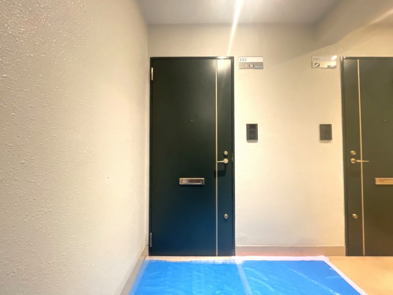 【共用部玄関】角住戸につき、玄関前を住人が行き交うことも少なく、プライバシーも確保されやすくなっています。
