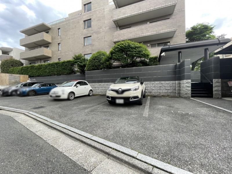 【駐車場】道路に面した、乗り降りや入出庫しやすい敷地内の平置き専用使用権付き駐車場です。
