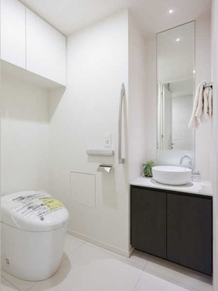 【トイレ】2か所目のトイレもお手入れのしやすいタンクレスで、吊戸棚も付いていて、こちらはミラーと収納の付いた便利な専用手洗いスペースも設けられています。