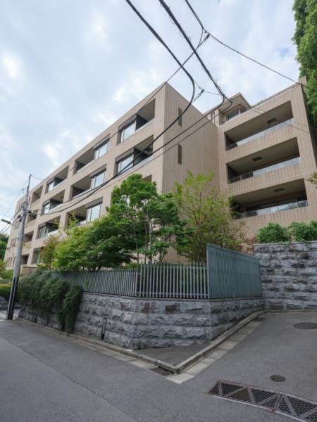 【外観】麻布台ヒルズに程近くの閑静な邸宅街に佇む、ライトブラウンタイル張りの重厚感のある上品な外観です。2008年1月築、西松建設施工、エヌ・ティ・ティ都市開発旧分譲の地下1階地上6階建、総戸数37戸のハイクラス低層レジデンスです。外苑東通りより、「麻布台ヒルズ」の向かいの坂を下がった位置に立地します。南側には「麻布狸穴公園」や「網穴稲荷神社」に隣接し、都心ながら緑豊かな住環境です。「麻布十番」駅へ徒歩5分。さらに六本木駅・神谷町駅も徒歩圏内で、都心主要エリアへ快適にアクセスできます。