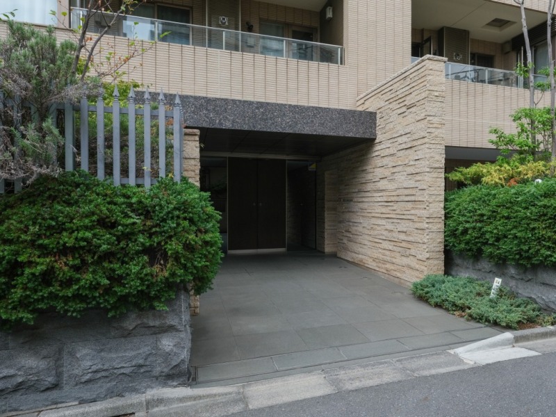 【エントランス】前面道路より奥まった所に位置する、木製ルーバーが美しい和モダンな雰囲気のプライバシー性の高いエントランス。ダブルオートロック体制で安心です。