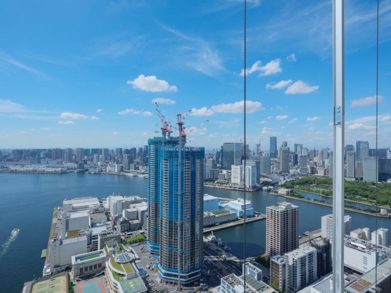 【住戸からの眺望】進化し続ける街並みに、水辺の潤いを感じながら広い空を仰げる、都心のベイエリア&タワーマンション高層階ならではの爽快感のある特別な眺望です。東京タワーや浜離宮のグリーンも一望できます。