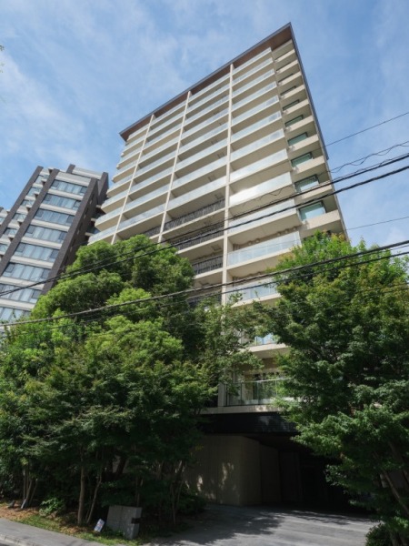 【外観】縦横のグリッドラインが際立つ、格調高いデザインと緑を取り込む設計が融合した、気品を感じさせる邸宅風の佇まいです。由緒ある一番町の高台に位置し、閑静で緑豊かな住環境が広がるロケーションです。2018年10月築、三井住友建設施工、三井不動産レジデンシャル旧分譲の地上15階建、総戸数79戸のプレミアムレジデンスです。都心主要エリアへスムーズにアクセスできる抜群の交通利便性を誇ります。近隣には「皇居外苑」や「千鳥ヶ淵公園」があり、自然に包まれた環境です。