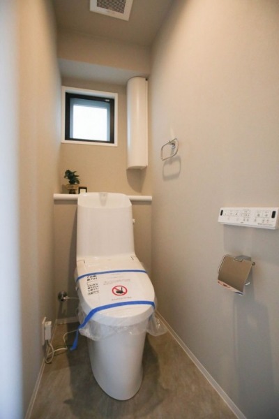 【トイレ】すっきりとしたデザインで清潔感があり、落ち着ける空間です。トイレもうれしい洗浄機能付きです。窓があり、明るく換気もできます。