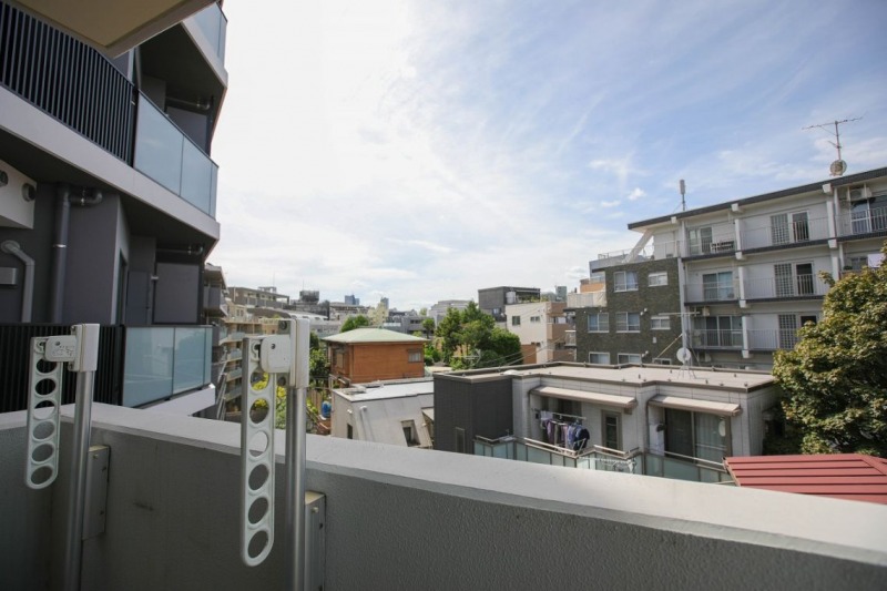 【住戸からの眺望】眼前は、高層の建物も少なく抜けも開放感もあります。広い空も仰げる眺望です。