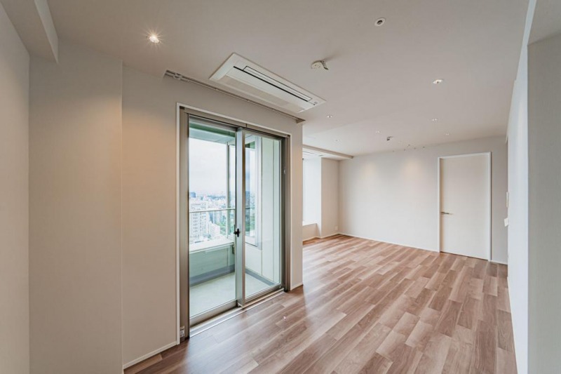 【LDK:22.0帖】ホワイトを基調とした内装に、木目の美しいフローリングや建具で、木のぬくもりを感じるナチュラルモダンな雰囲気のリビングダイニングとなっています。ダウンライトやビルトインエアコン、天井埋め込み型カーテンボックスで室内がすっきりしていて、インテリアを引き立てます。