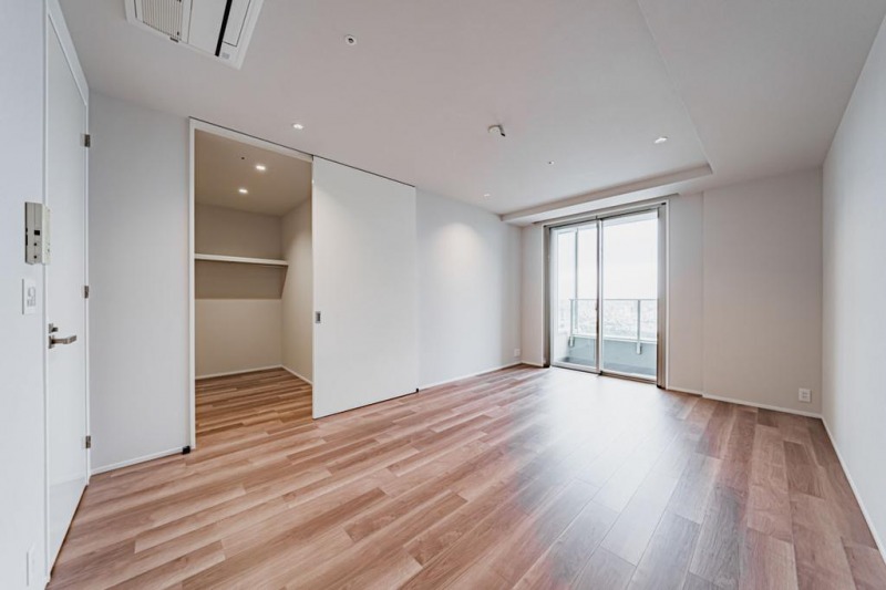 【主寝室:10.7帖】西向きの陽光が注ぎ、過ぎゆくときをゆったり感じられるお部屋です。容量のあるウォークインクローゼットを備え、居室スペースも広くご利用頂けます。大型のベッドまたは、シングルベッドが2台置ける広さがあり、主寝室にもおすすめです。