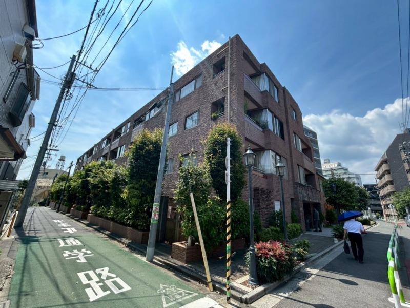 【外観】ブラウンタイル×天然石ファサードが、落ち着いた高級感を演出しています。大久保通りから奥まった閑静な住宅街の角地に位置し、植栽に囲まれたロケーションです。2002年2月築、ビーエス三菱施工、モリモト旧分譲の地下1階付6階建、総戸数36戸のレジデンスです。新宿エリアを含む複数駅が徒歩圏内にあり、電車だけでなくバス・車も視野に入る優れた交通網が魅力です。スーパー「オリンピック北新宿店」徒歩4分、コンビニ至近・ドラッグストアも徒歩圏内と毎日の買い物に便利です。区立小学校至近で公園や教育施設も近く、静かで安心して暮らせる住環境が整っています。