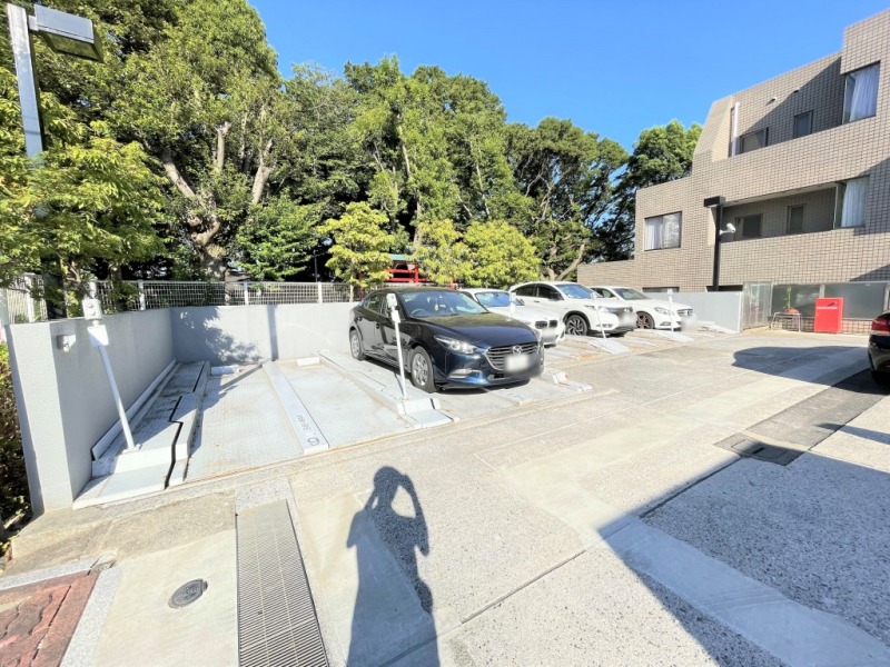 【駐車場】敷地内にある機械式駐車場です。駐車場使用権付き住戸です。