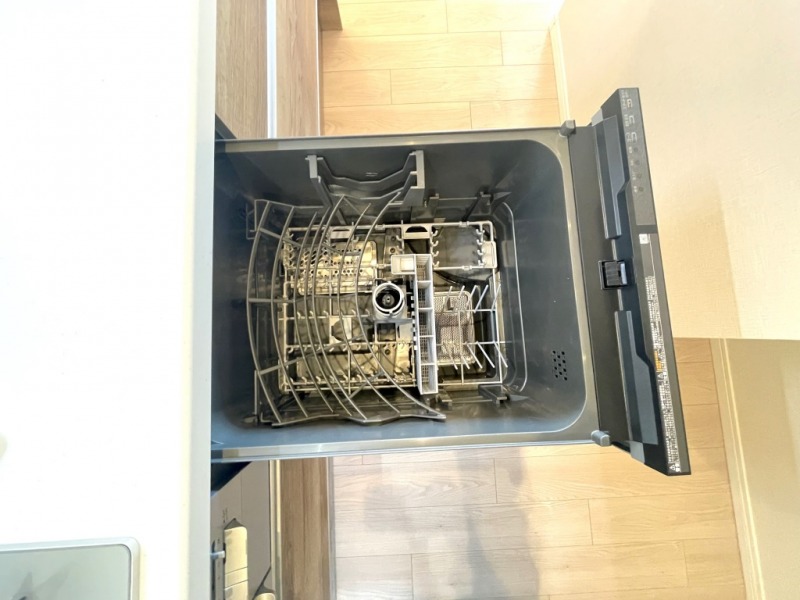 【キッチン:食洗機】ビルトイン食器洗浄乾燥機が付いているので、調理スペースも広く取れて節水効果もあり、家事の負担軽減も期待できます。また上面部に操作ボタンが設置されているタイプで、ラクな姿勢で操作ができます。