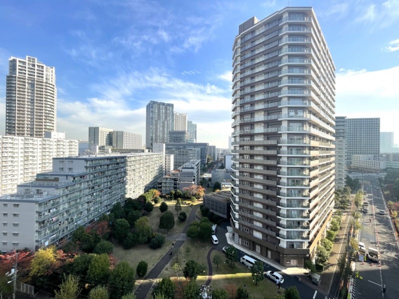 【住戸からの眺望】タワーマンションなどが建ち並び、それぞれの敷地も広い為、抜け感もあり、緑も豊かな眺望です。