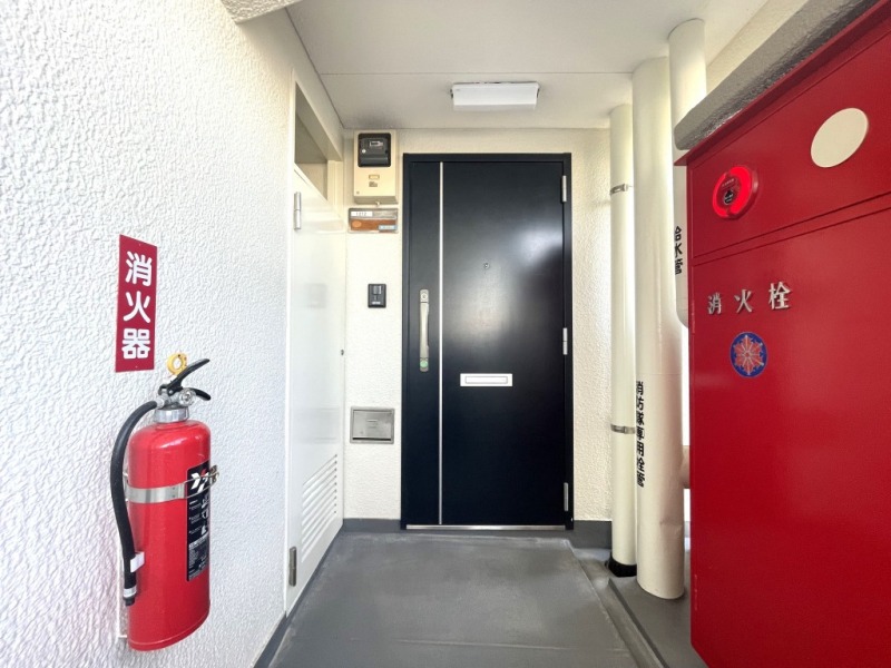 【共用部玄関】角住戸につき、玄関前を住人が行き交うことも少なく、プライバシーも確保されやすくなっています。