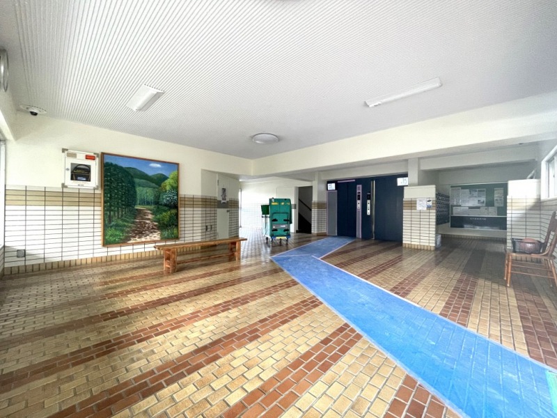 【エントランス】明るく開放的なエントランスホールで、住まう方を心地よく迎えるゆとりある空間です。