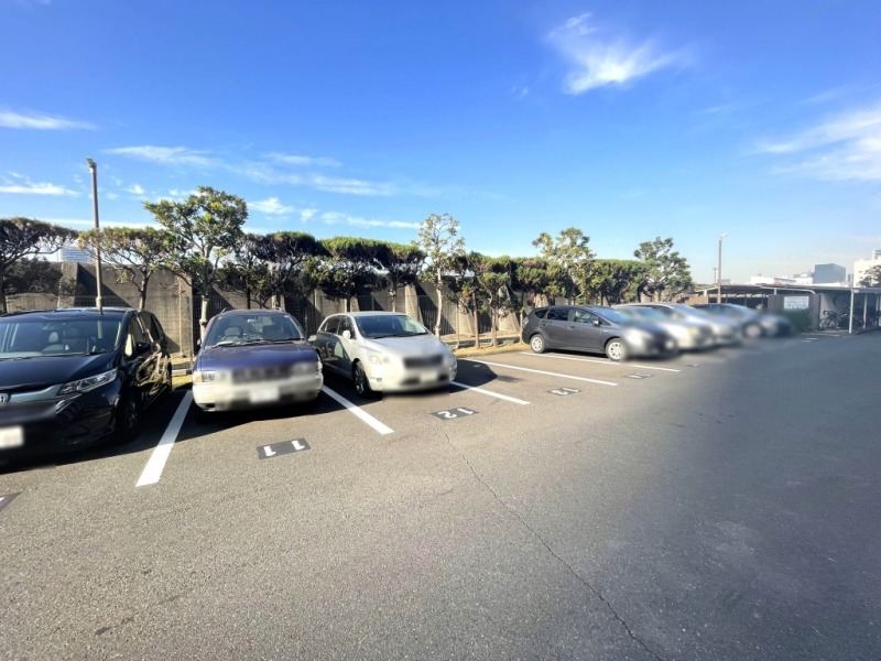 【駐車場】乗り降りや入出庫しやすい敷地内の平置き駐車場です。ハイルーフ車もゆとりを持って駐車する事ができます。