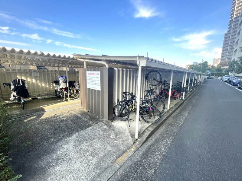 【駐輪場】敷地内にある屋根付き駐輪場で、天候による汚れや日焼けによる劣化などから自転車を守ります。