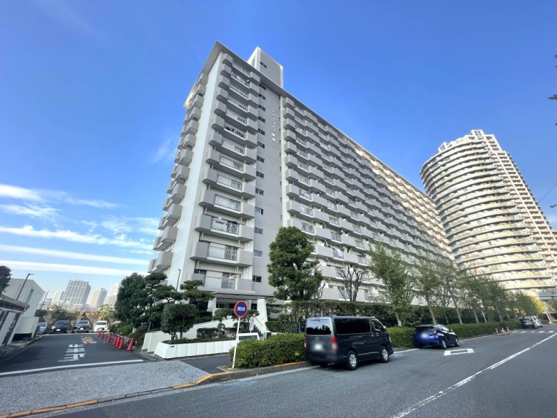 【外観】白を基調とした端正なフォルムが印象的で、開放感あるバルコニーが並ぶ落ち着いた佇まいです。1981年10月築、戸田建設施工、東京都住宅供給公社旧分譲の地上14階建、総戸数165戸のヴィンテージマンションです。運河沿いの穏やかな街並みに寄り添うように建ち、緑と水辺の潤いを感じられる住環境です。東京メトロ有楽町線「豊洲」駅より徒歩圏で、銀座・有楽町方面へのアクセスが快適です。バス路線も多く、都心への移動がスムーズに行えます。首都高速への乗り入れも便利です。「ららぽーと豊洲」などの大型商業施設・飲食店・生活利便施設が揃う便利なエリアで、公園や運河沿いの散歩道も充実しています。教育機関や公共施設も整い、幅広い年代が暮らしやすい環境です。