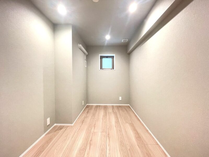 【納戸：約4.8帖】勉強や作業にも集中できそうなお部屋で、ワークスペース・書斎としてなどにも利用できます。納戸としても、季節布団・ゴルフバッグやスキー板など大きなものも収納でき、または収納棚を設置して防災グッズや日用品のストック置き場としても重宝します。