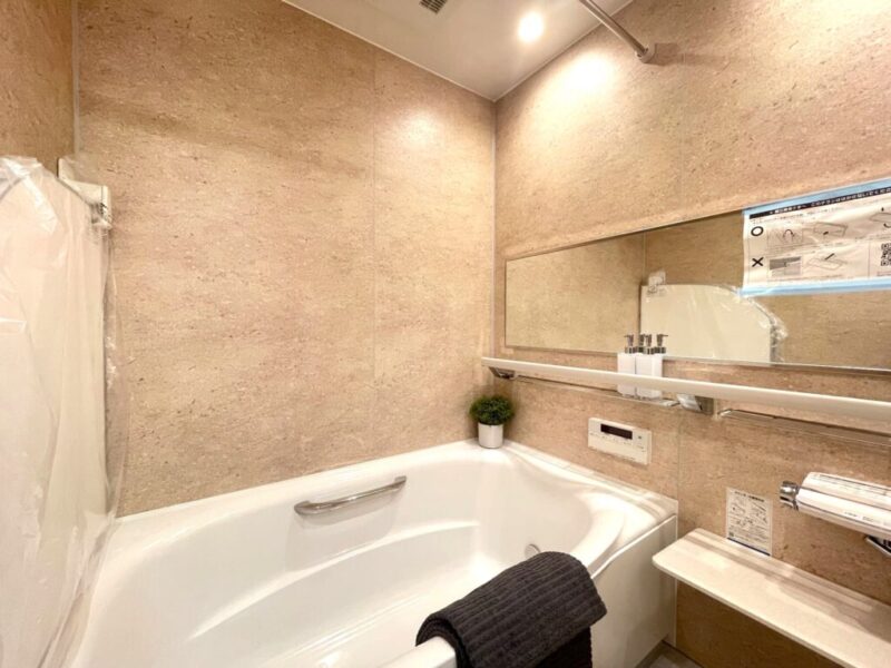 【浴室】優しい色合いの落ち着いた内装で、ゆったりとしたリラックス空間となっています。身体がフィットしやすいアールを描いたバスタブに、保温性の高い専用の風呂ふた、空間を広く感じさせるワイドミラーも備えています。また浴室換気乾燥機付きで、バスタイムも快適です。室外干しができない梅雨や花粉の時期のお洗濯にも活躍します。