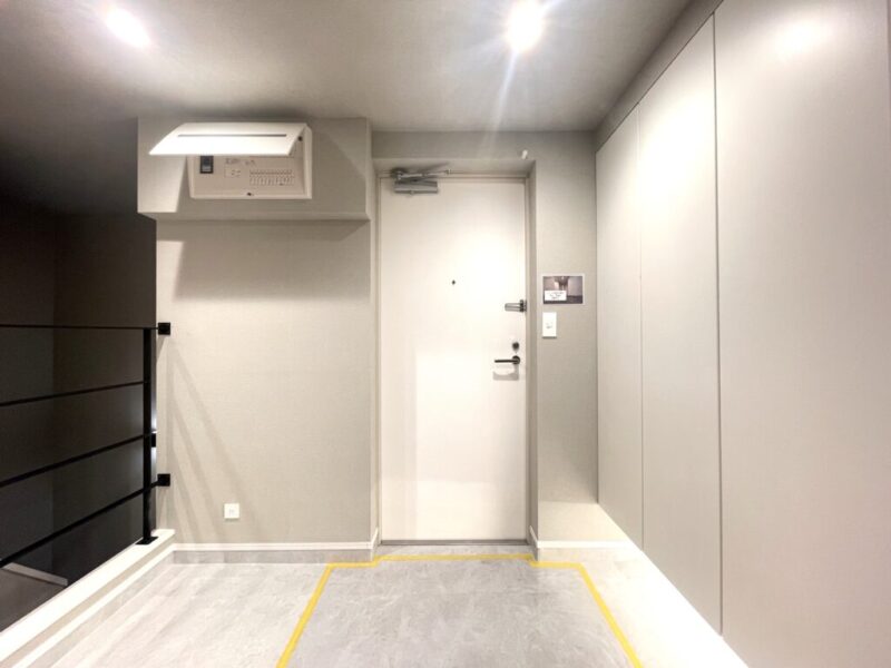 【玄関】玄関は落ち着いた雰囲気です。高さのあるシューズクローゼットが設置されており、たっぷりのシューズが収納できます。フロートタイプなので、お掃除もしやすくフットライトで玄関フロアもさらに広く感じられます。