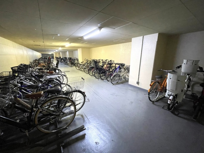 【駐輪場】敷地内にある屋内駐輪場で、天候による汚れや日焼けによる劣化などから自転車を守ります。