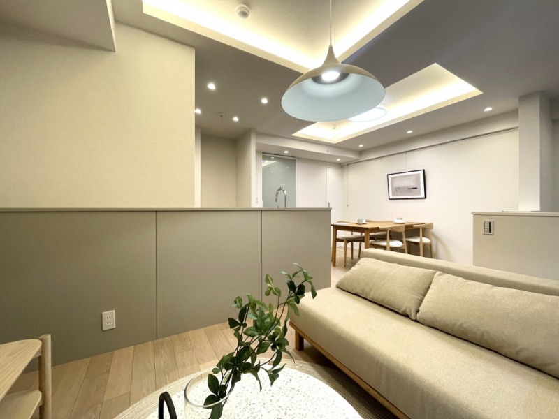 【LDK:約13.8帖】ライトグレージュを基調とした内装に、木目の美しいフローリングや建具で、木のぬくもりを感じるナチュラルモダンな雰囲気のリビングダイニングとなっています。床暖房が敷設され、冬は身体の芯から温まり快適にお過ごし頂けます。