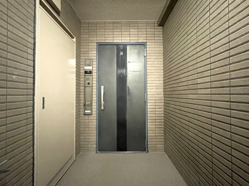 【共用部玄関】玄関前にはアルコーブがあり、玄関ドアまでのワンクッションを置くことで、外部からの視線を遮ることができ、防犯性を高めプライバシーを守ります。