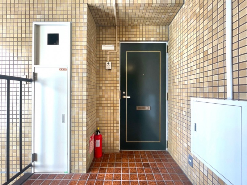 【共用部玄関】角住戸につき、玄関前を住人が行き交うことも少なく、プライバシーも確保されやすくなっています。