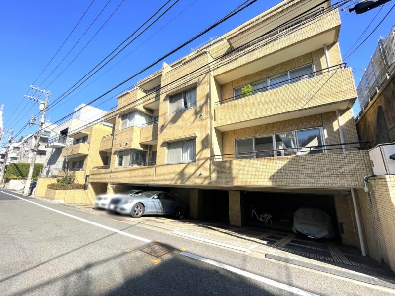 【外観】明治神宮近くの閑静な住宅街に佇む、ブラウンタイル張りの重厚感のある外観です。1983年3月築、中村工務店施工、伊藤忠アーバンコミュニティ管理のヴィンテージマンションです。主要駅近の利便性を備えつつ、「明治神宮」や「代々木公園」、「新宿御苑」へアクセス可能な緑の軸に近接した立地です。明治通や外苑東通といった都心幹線道路にも近く、電車だけでなく車・タクシーでの移動もスムーズ。賑わいのある原宿・明治神宮前エリアにほど近く、トレンド感と落ち着きを両立。都心ライフを楽しみつつ、「千駄ヶ谷小学校」や「原宿外苑」中学校など徒歩5分圏内で教育施設も充実です。