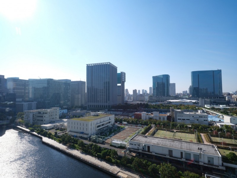 【住戸からの眺望】眼前は低層の建物が多く抜け感もあり、運河ビューの水辺と広い空が共存するベイエリア＆高層階ならではの爽快な眺望です。